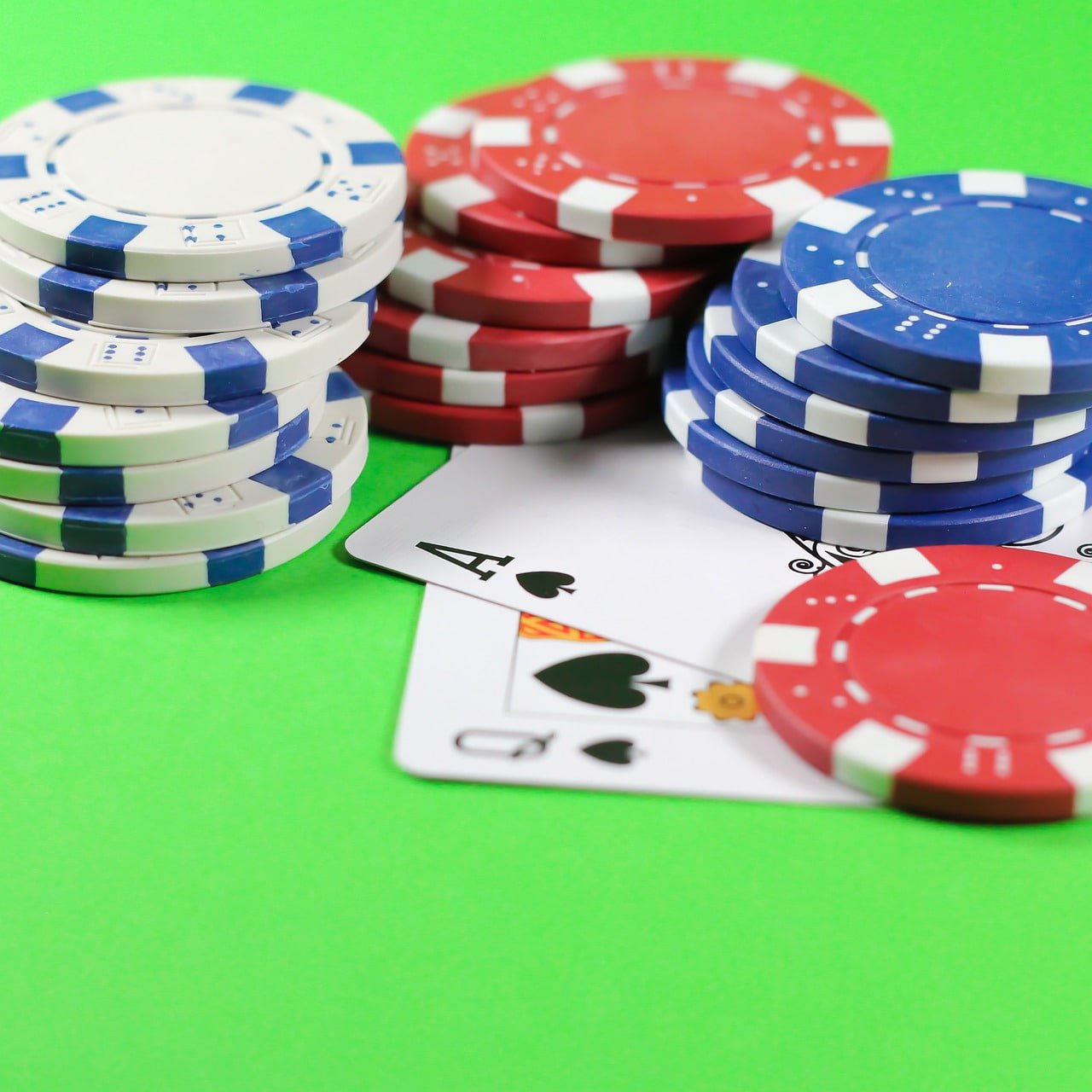 rototo Lightning Baccarat dealer dealing cards with multiplier display